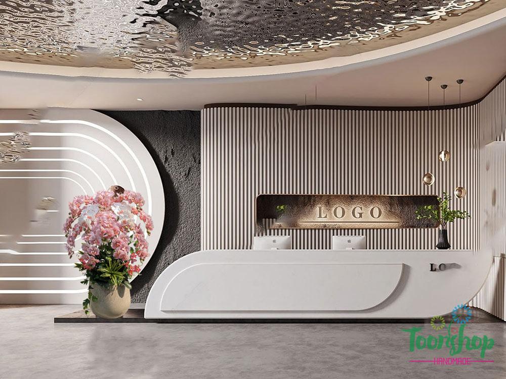 Chậu lan hồ điệp giả cao su 12 cành bầy trên quầy lễ tân