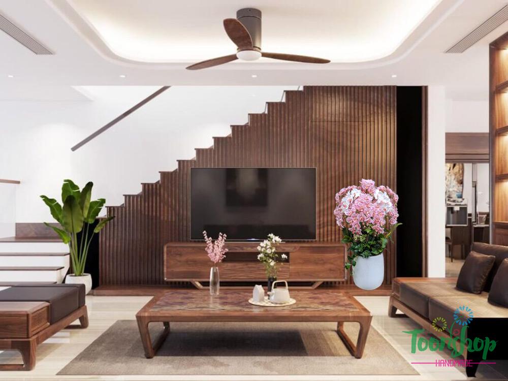 Chậu lan hồ điệp xoăn màu hồng mix trắng đặt cạnh kệ tivi