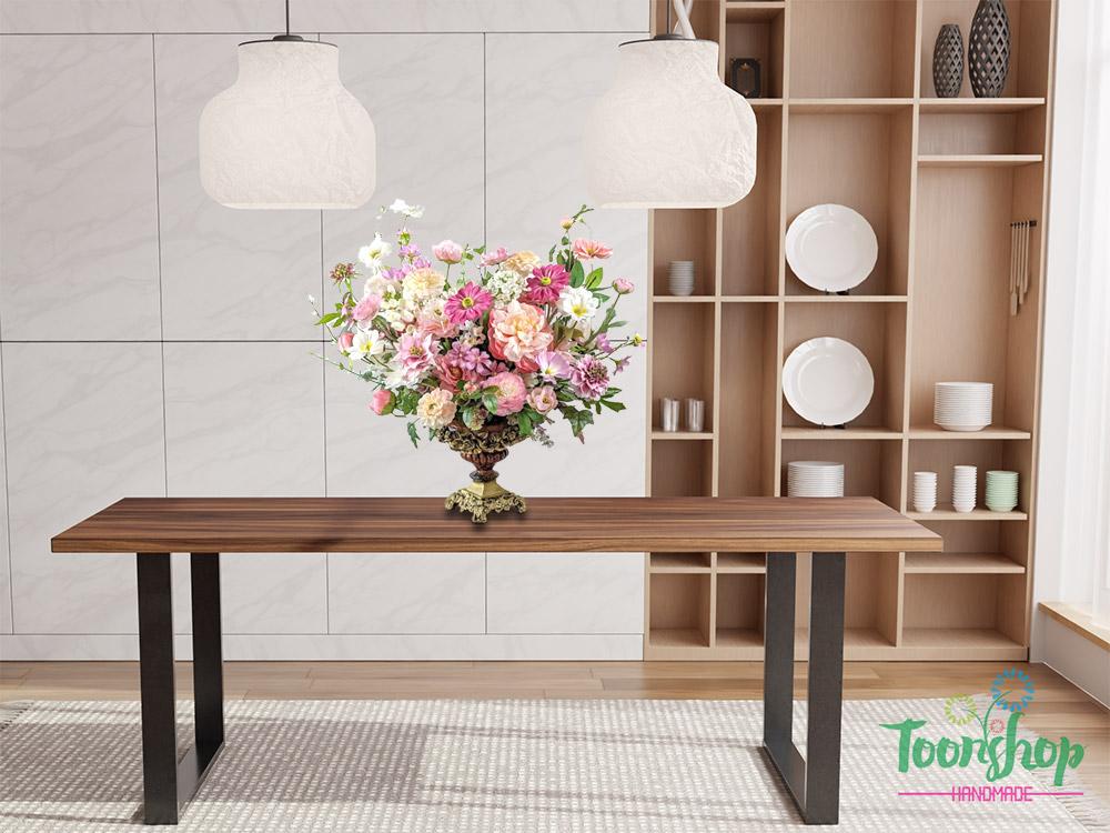 Bình hoa lụa hồng lãng mạn đặt trên bàn phòng khách