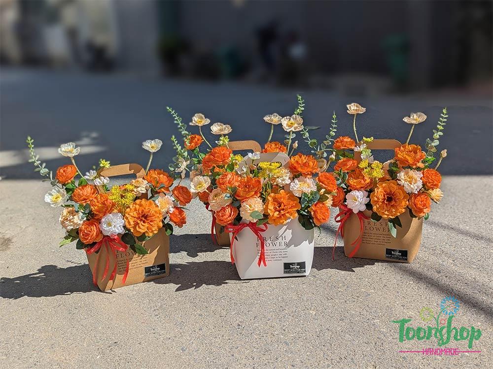 Giỏ hoa hiện đại tone màu cam