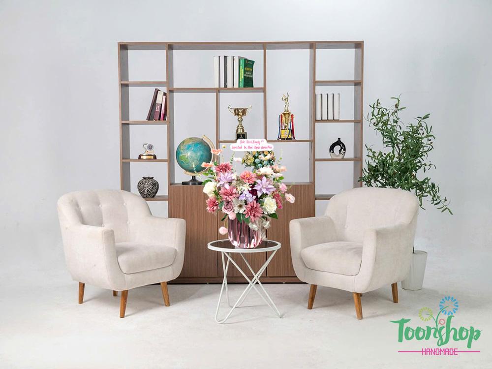 Giỏ hoa lụa chúc mừng 8-3, 20-10 đặt trên bàn phòng khách