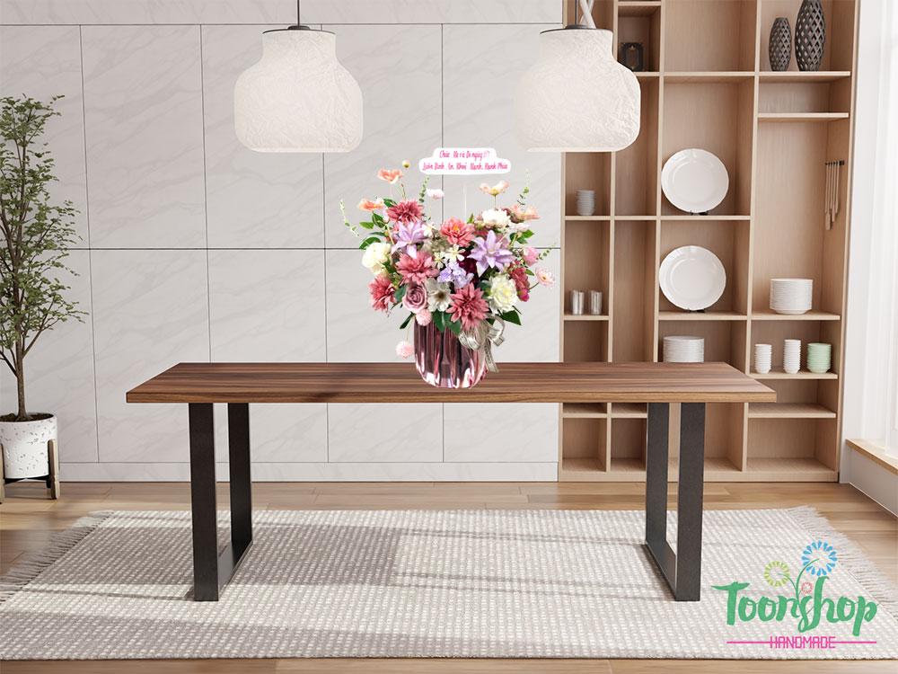 Giỏ hoa lụa chúc mừng 8-3, 20-10 đặt trên bàn