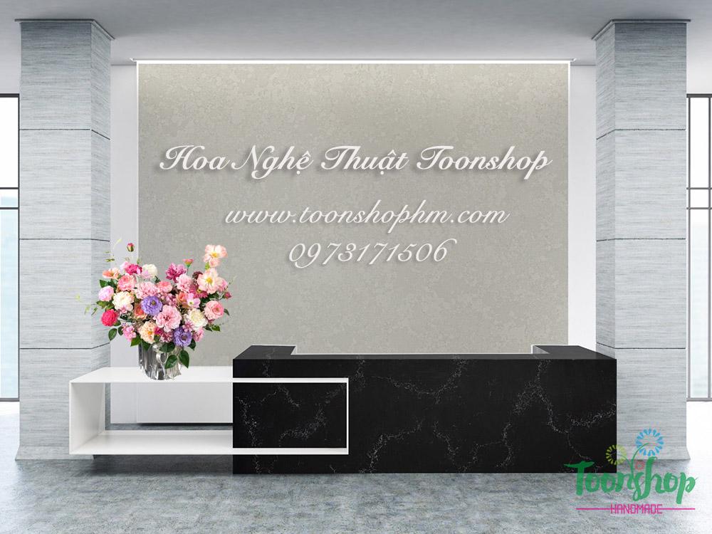Giỏ hoa lụa để bàn đặt trên kệ quầy lễ tân công ty