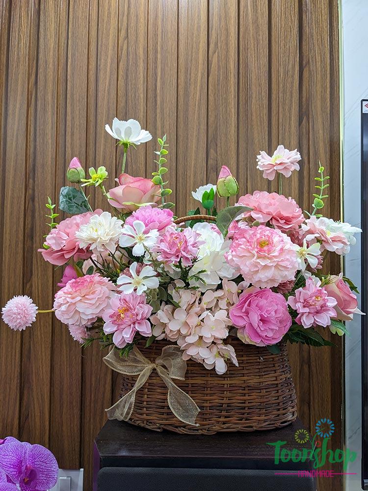 Giỏ hoa lụa tặng sếp sử dụng hoa lụa nhập khẩu