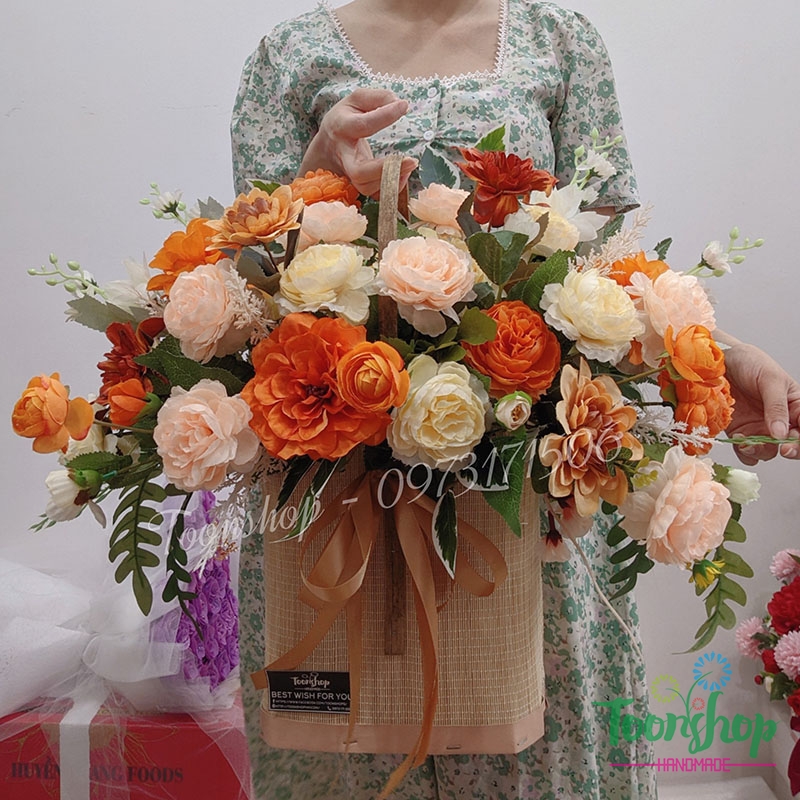 Giỏ hoa lụa vàng cam sang trọng