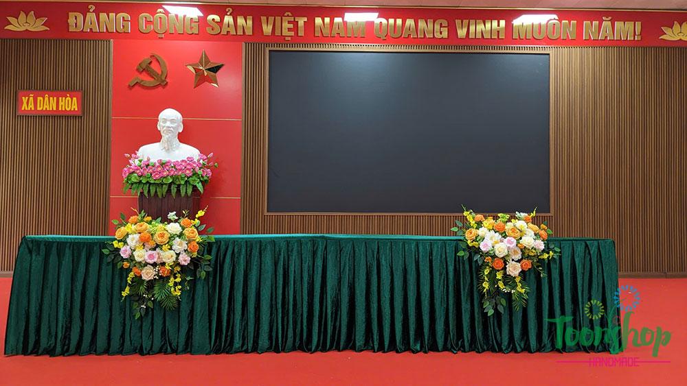 hoa để bản hội trường