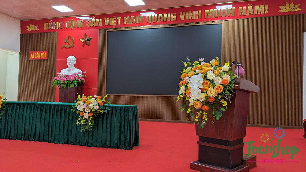 hoa lụa để bục phát biểu