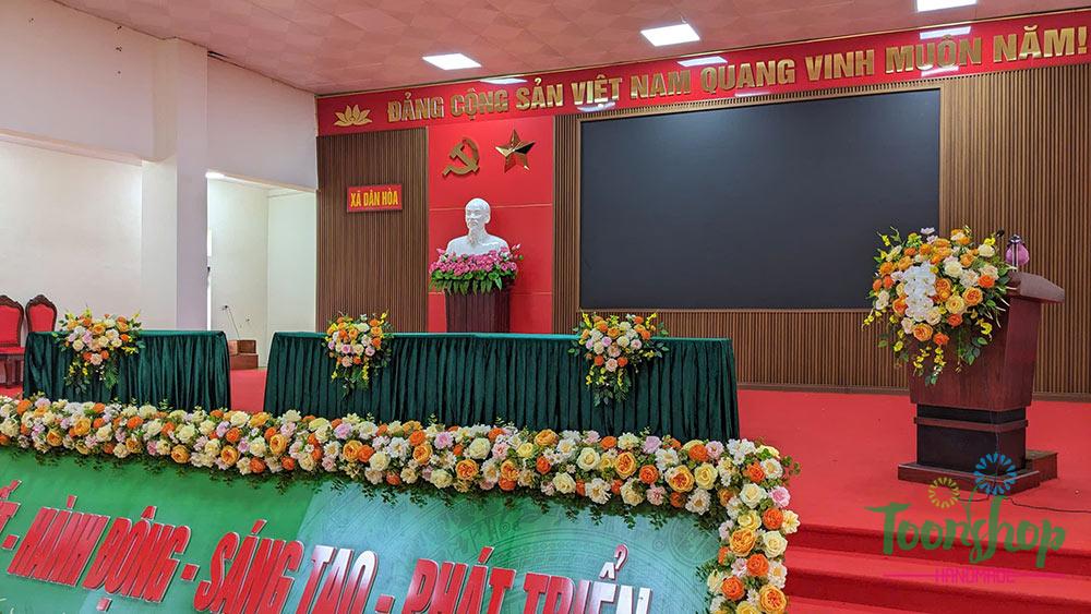 mẫu hoa giả để bục phát biểu