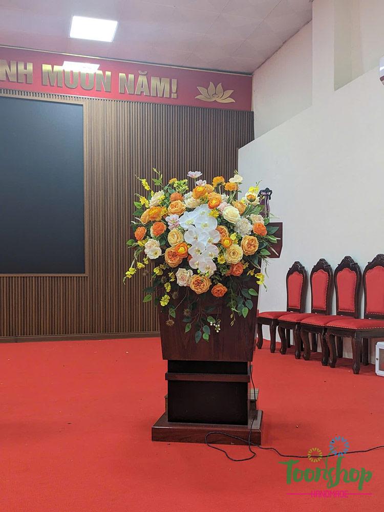 Hoa để bục phát biểu