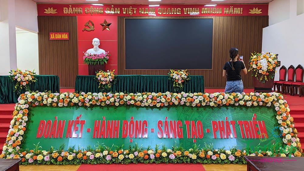 Hoa trang trí bảng hiệu