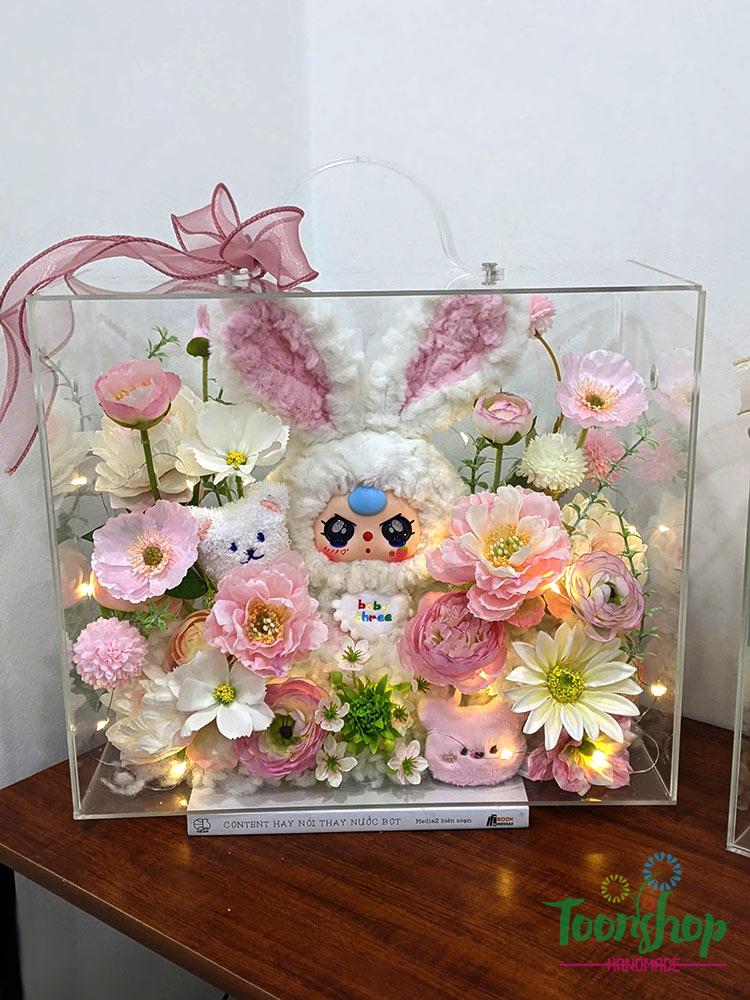 Hộp hoa lụa baby three thỏ thị trấn màu trắng mắt ướt