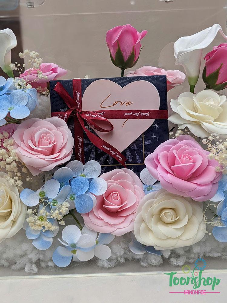 Cận cảnh hoa và quà tặng bên trong hộp hoa