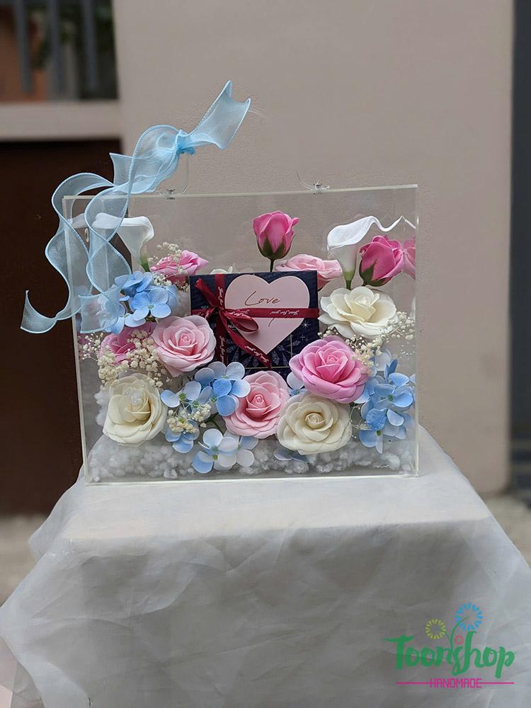 Hộp hoa sáp kèm quà tặng sang trọng