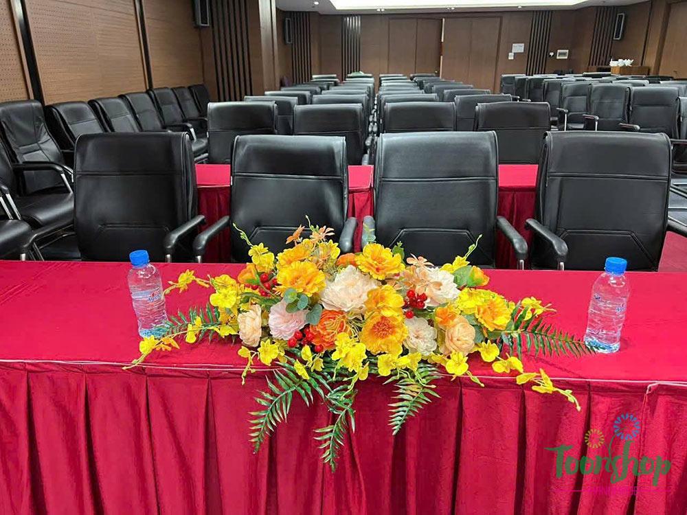 Khay hoa để bàn của ToonShop được bầy trên bàn của 1 hội nghị