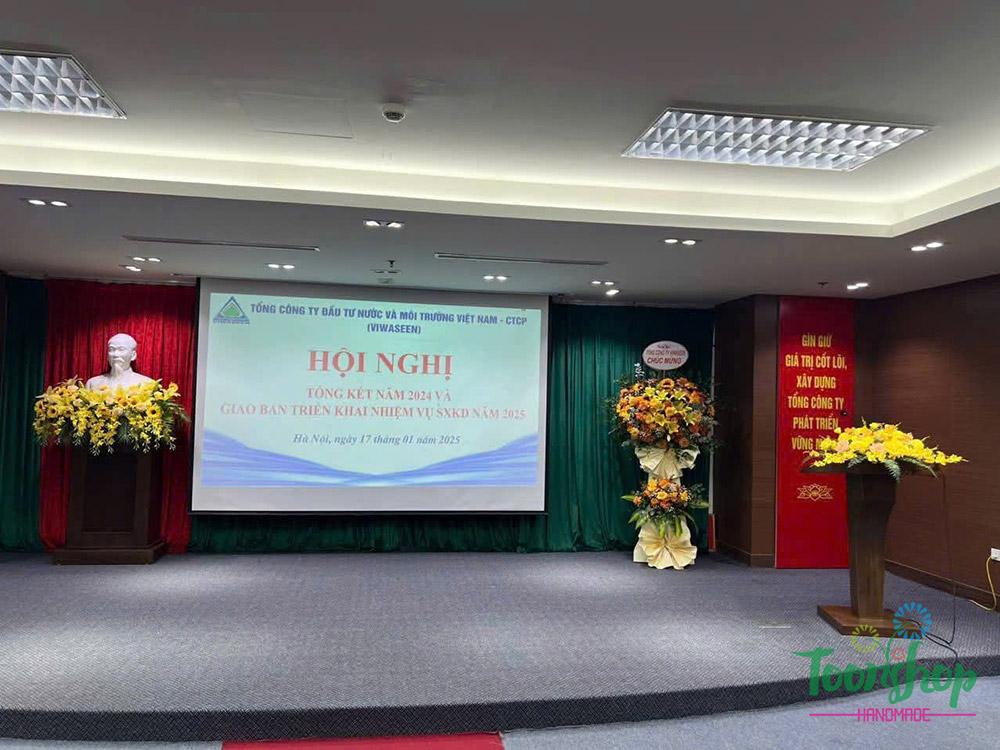 Khay hoa để bàn của ToonShop được bầy trên bục phát biểu
