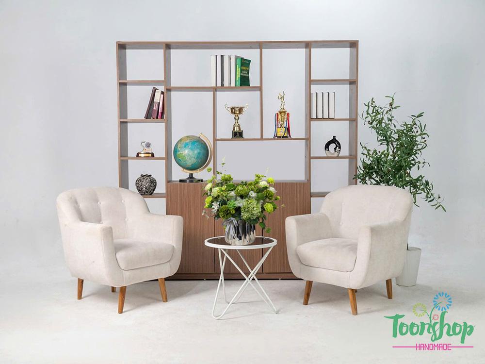 Lẵng hoa lụa màu xanh cốm được bầy trên bàn
