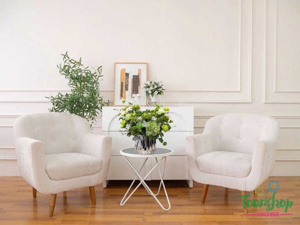 Lẵng hoa lụa màu xanh cốm bầy trên bàn phòng khách