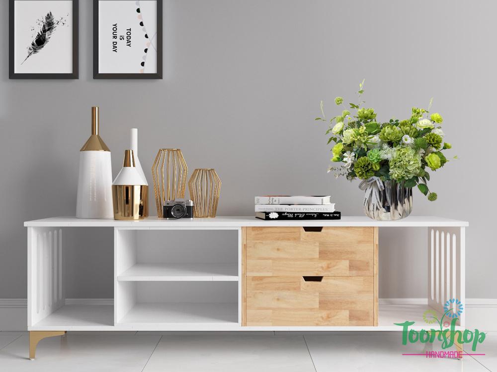 Lẵng hoa lụa màu xanh cốm đặt trên kệ
