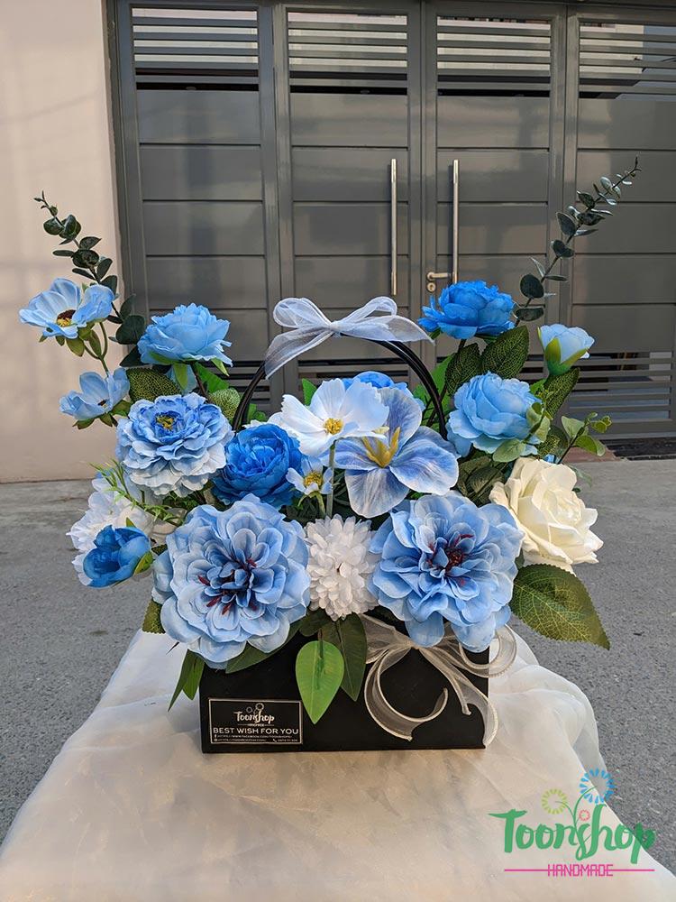 Lẵng hoa nhỏ để bàn kết hợp giỏ hoa màu trắng