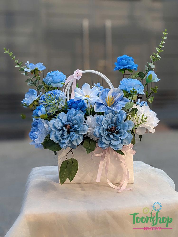 Lẵng hoa nhỏ để bàn kết hợp giỏ hoa màu đen