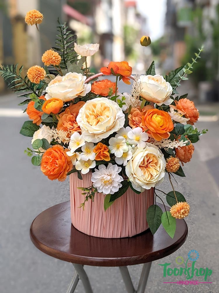 Lẵng hoa lụa màu cam sáng nhẹ nhàng