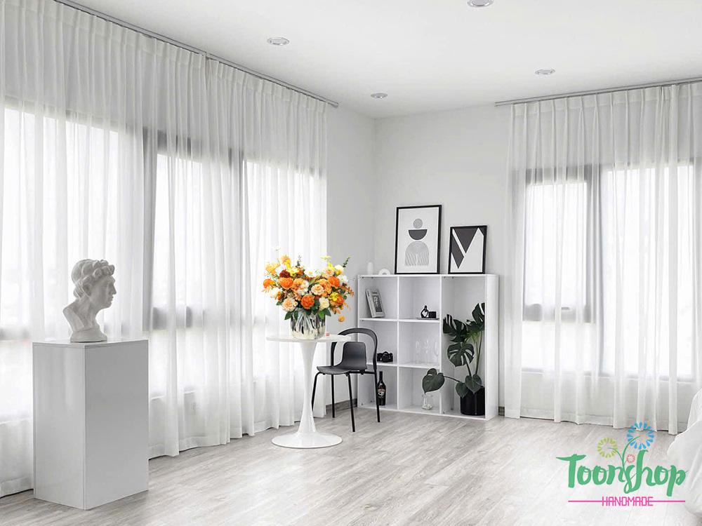Lẵng hoa lụa Ban Mai Tình Yêu bầy trên bàn phòng khách