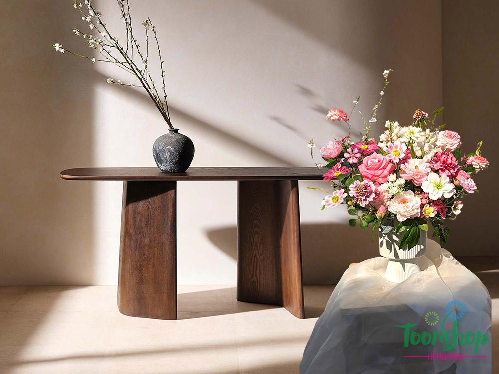 Bình hoa lụa làm nổi bật không gian phòng khách