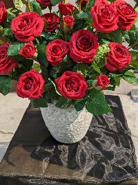 Bình hoa hồng màu đỏ chất liệu hoa lụa cao cấp