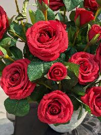 Bình hoa hồng màu đỏ chất liệu hoa lụa cao cấp