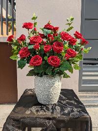 Bình hoa hồng màu đỏ chất liệu hoa lụa cao cấp