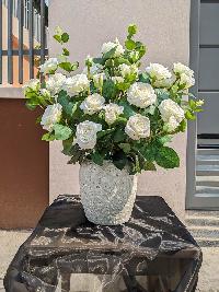 Bình hoa hồng màu trắng chất liệu hoa lụa cao cấp