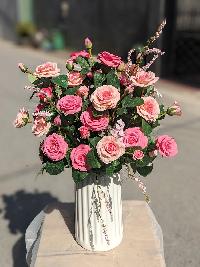 Bình hoa đề bàn giáo viên chất liệu hoa lụa