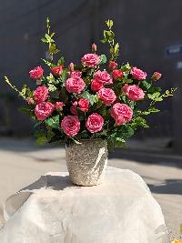 Bình hoa hồng màu hồng chất liệu hoa lụa