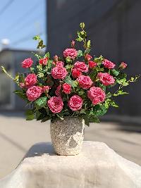 Bình hoa hồng màu hồng chất liệu hoa lụa