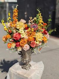 Bình hoa lụa để phòng khách màu cam