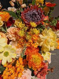 Bình hoa lụa để phòng khách màu cam