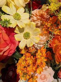 Bình hoa lụa để phòng khách màu cam