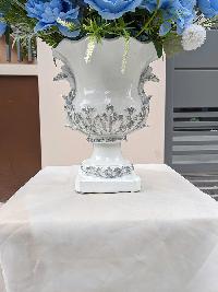 Bình hoa trang trí kệ phòng khách màu xanh 