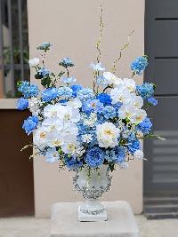 Bình hoa trang trí kệ phòng khách màu xanh 