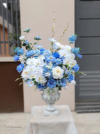 Bình hoa trang trí kệ phòng khách màu xanh 