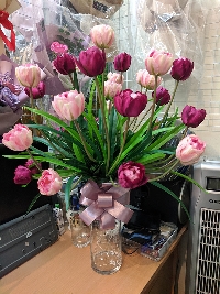 Bình hoa tulip vàng và hồng đậm 02