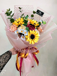 Bó hoa hồng kèm hướng dương giấy Nắng Ban Mai