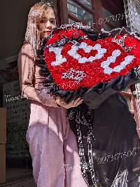 Bó hoa hồng sáp trái tim 120 bông màu đỏ voan đen