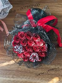 Bó hoa nhũ tròng 20 bông màu đỏ lưới đen