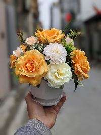 Chậu hoa để bàn chất liệu hoa lụa màu cam