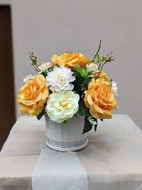 Chậu hoa để bàn chất liệu hoa lụa màu cam