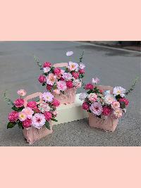 Giỏ hoa hiện đại có quai xách tone hồng