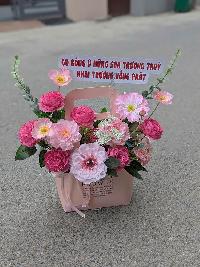 Giỏ hoa hiện đại có quai xách tone hồng