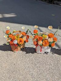 Giỏ hoa hiện đại có quai xách tone cam