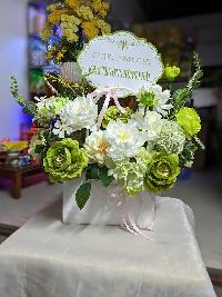 Lẵng hoa nhỏ để bàn màu xanh lá cây